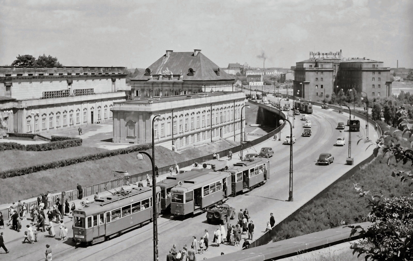 445, 750+1741
Zdjęcie jest własnością NAC.
Wszelkie prawa zastrzeżone.

Słowa kluczowe: WagonK 445 +ND 6 WagonN 750 +ND 1741 4 TrasaWZ 1955