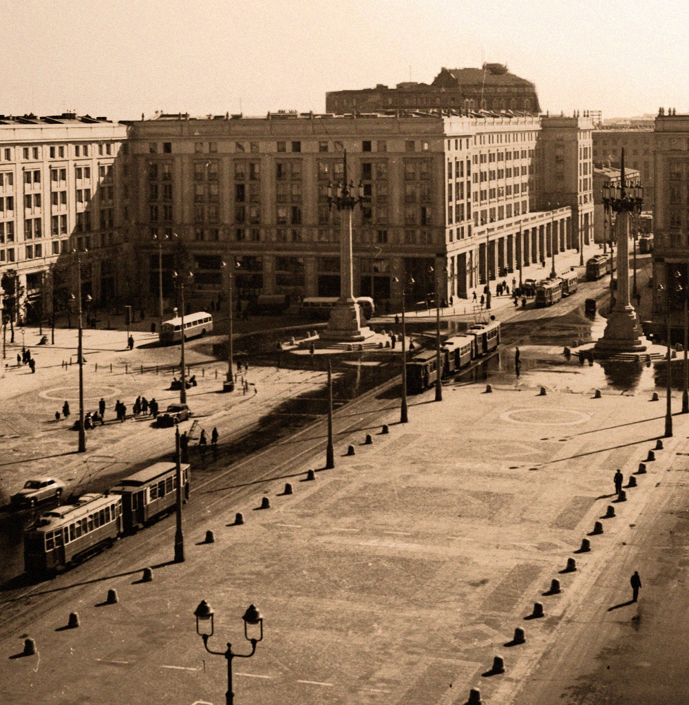 WagonL+P17
Wrocławianin w akcji.

Foto: Zbyszko Siemaszko.
Zdjęcie jest własnością NAC.
Wszelkie prawa zastrzeżone.

Słowa kluczowe: WagonL+P17 4 MDM/PlacKonstytucji 1954