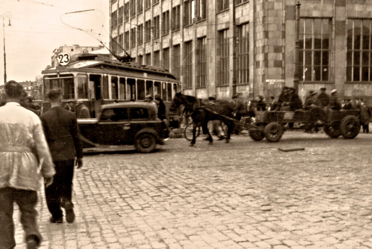 509
Nie udało mu się dobrze skręcić.

Foto: Stefan Rassalski.
Zdjęcie jest własnością NAC.
Wszelkie prawa zastrzeżone.


Słowa kluczowe: WagonL 509 23 NowyŚwiatAlejeJerozolimskie 1947