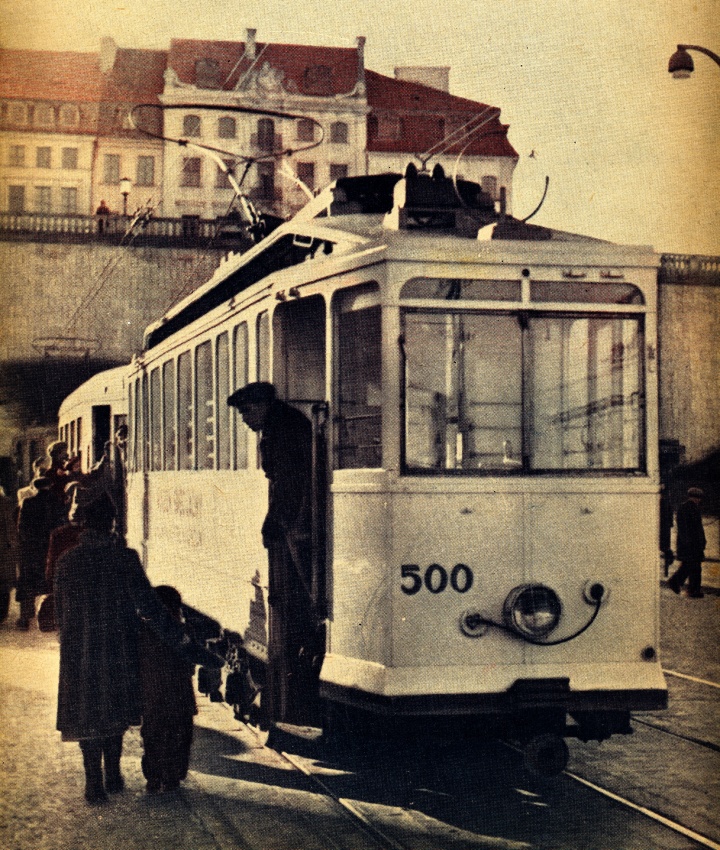 500
Wrocławski dar, Wagon L o numerze 500, w dni powszednie miał kursować na linii Żoliborz - Gocławek jako specjalny biały wagon żłobek. Dla mam.

Słowa kluczowe: WagonL 500 ŻoliborzGocławek 1950
