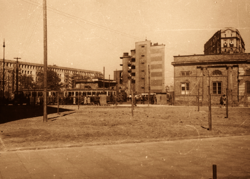 WagonLw+P17
Rejony Placu Unii w 1947 roku.

Foto: Stefan Rassalski.
Zdjęcie jest własnością NAC.
Wszelkie prawa zastrzeżone.

Słowa kluczowe: WagonLw+P17 PuławskaPlacUniiLubelskiej 1947