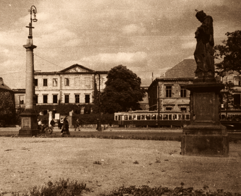 WagonLw+P17
Pętla na Placu Trzech Krzyży.

Foto: Stefan Rassalski.
Zdjęcie jest własnością NAC.
Wszelkie prawa zastrzeżone.

Słowa kluczowe: WagonLw+P17 23 PlacTrzechKrzyży 1947