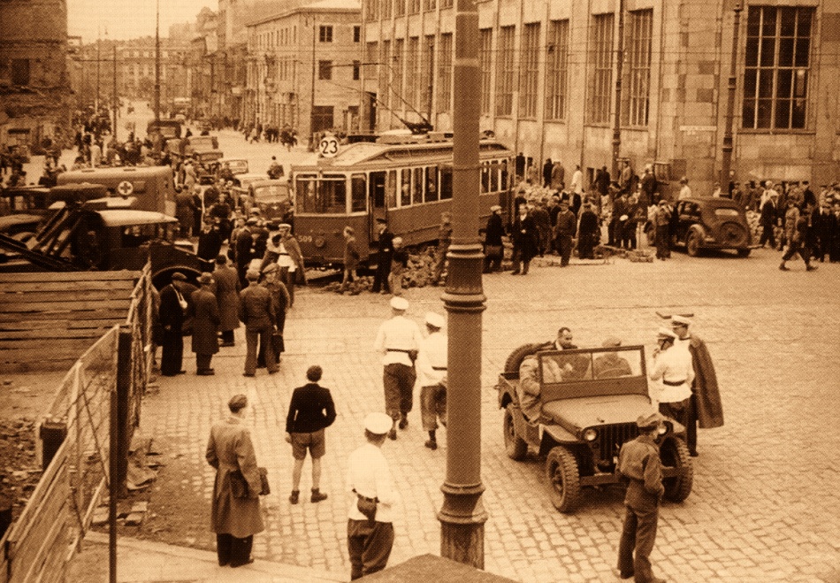 509
Wagon Lw podczas wypadnięcia z szyn. P10 odłączono.
Słowa kluczowe: WagonLw+P10 23 AlejeJerozolimskieNowyŚwiat lata40/50