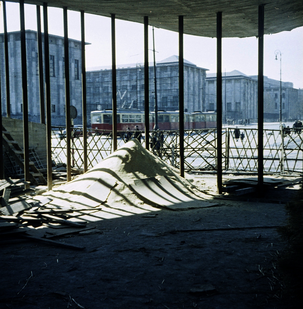 WagonN+ND+ND
Z budowanej Stacji Powiśle spoglądamy na ENki przed Muzeum Narodowym.

Foto: Zbigniew Szczypka.
Zdjęcie jest własnością NAC.
Wszelkie prawa zastrzeżone.

Słowa kluczowe: WagonN+ND+ND 23 AlejeJerozolimskie 1962