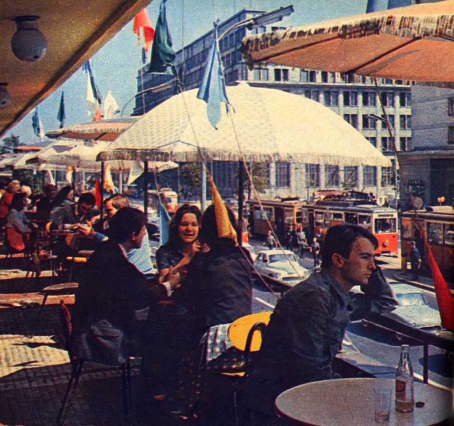 Wagon N+ND
Spojrzenie z kawiarni CDTu. 
"Lekarstwo na miłość" - to tutaj Kalina Jędrusik i Andrzej Łapicki spotkali się na planie.
Z pięknym widokiem na warszawskie skrzynki.
Słowa kluczowe: WagonN+ND 9 AlejeJerozolimskie 1967