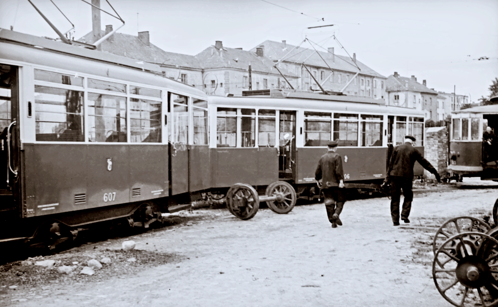 607, 606
Zdjęcie jest własnością NAC.
Wszelkie prawa zastrzeżone.

Słowa kluczowe: WagonN 607 606 ZajezdniaWola 1949