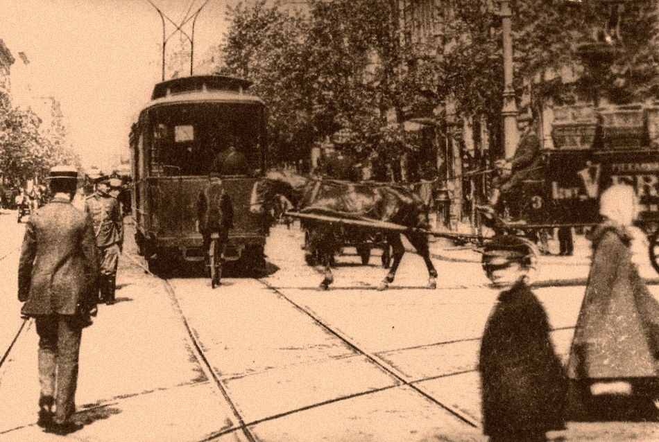 Wagon A 
Tutaj także zagadka. Podpowiedzią jest wyjeżdżający wóz z prawej strony, to często prezentowane ujęcie w kronikach.
Słowa kluczowe: WagonA 1910/20