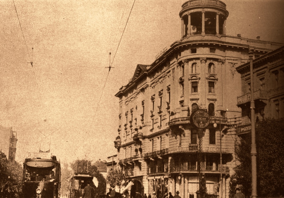 32
Kogucik ucięty na fotografii od dołu pomyka na Krakowskim Przedmieściu.
Produkcja w 1906 roku, przeżył II-gą wojnę. 
Skasowano go dopiero w 1959.
Słowa kluczowe: WagonA 32 KrakowskiePrzedmieście 1912
