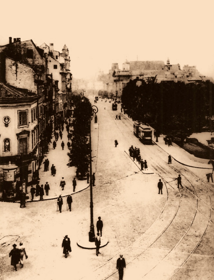 Wagon A
W latach 30-stych kogucik na Krakowskim Przedmieściu.
A jaka to ulica po lewej stronie?
Słowa kluczowe: WagonA KrakowskiePrzedmiście 193x
