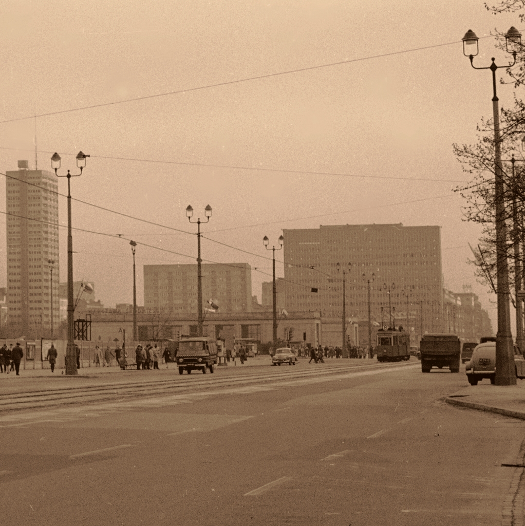 720
720: N3, produkcja 1953, 9.10.1968 przekazany do Krakowa na 47.

Foto: Lech Zielaskowski.
Zdjęcie jest własnością NAC.
Wszelkie prawa zastrzeżone.

Słowa kluczowe: WagonN 720 +ND 8 Alejejerozolimskie 1967