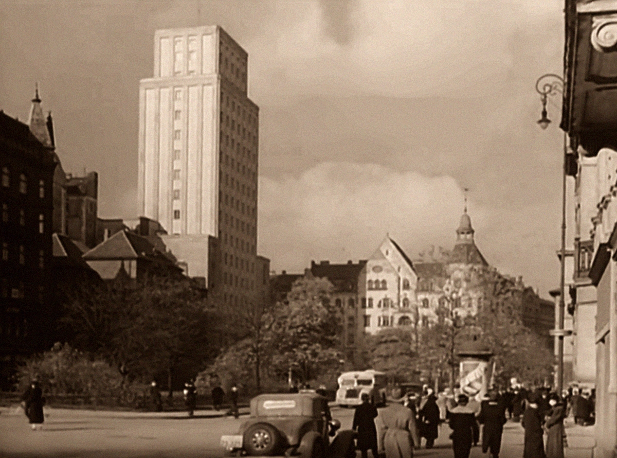 Zawrat
Przystanek przed Prudentialem.
To był jeden z piękniejszych zakątków ówczesnej Warszawy.
Słowa kluczowe: Zawrat A PlacWarecki 1936