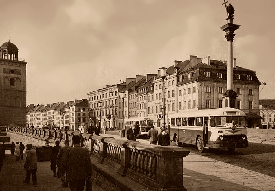 186
Błyszczący Chausson na Placu Zamkowym. Niestety historia obeszła się z nim bardzo okrutnie.
Przy okazji widać jakie wówczas modyfikacje dokonywano w szybach świetlików. 
Słowa kluczowe: APH521 186 107bis PlacZamkowy 195x