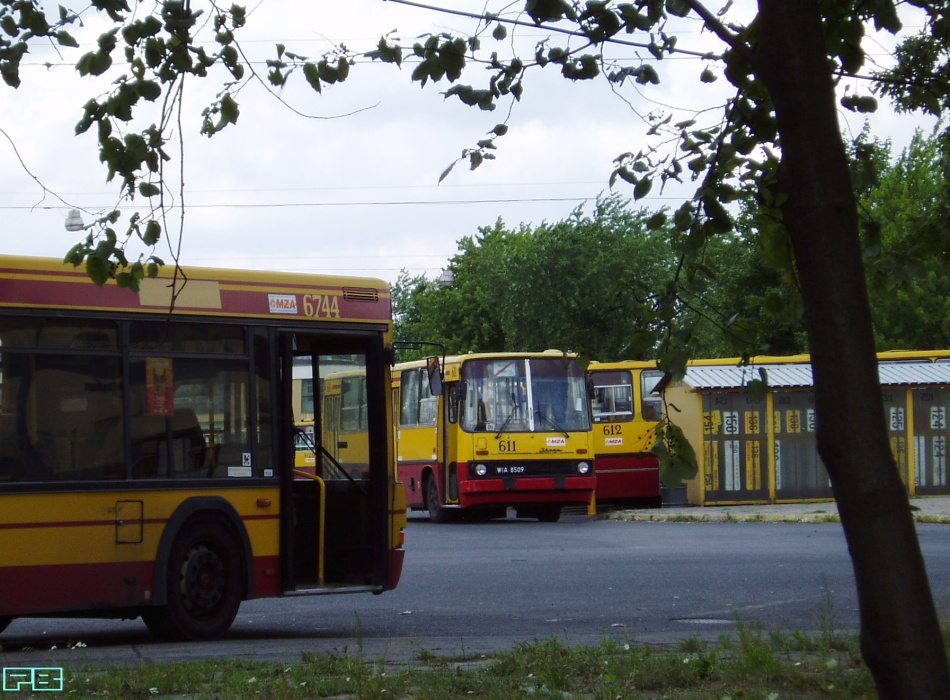 611, 612, 6744
Ikarusy z wjechanym z lewej motywem.
Słowa kluczowe: IK260 611 612 N4020 6744 ZajezdniaKleszczowa 2005