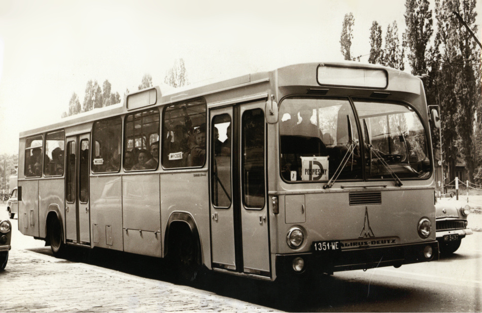 Magirus-Deutz
W testowanym w czerwcu 1971 roku niemieckim autobusie, MZK bardzo denerwowały drugie drzwi przed osią napędową. Ciekawe, że w 1973 roku w stosunku do Berlieta takich zastrzeżeń już nie było...
Zdjęcie z archiwum MZA.
Słowa kluczowe: MagirusDeutz D 1971