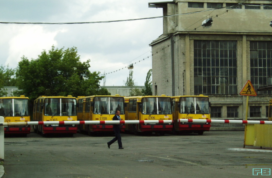 2306
2306 jeszcze w mateczniku za szlabanem.
Słowa kluczowe: IK280 2306 ZajezdniaRedutowa 2005