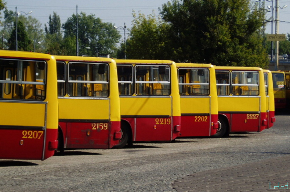 2207, 2159, 2219, 2202, 2227
Prócz 2159 wszystkie są dzisiaj Mercedesami.
Słowa kluczowe: IK280 2207 2159 2219 2202 2227 ZajezdniaWoronicza 2005