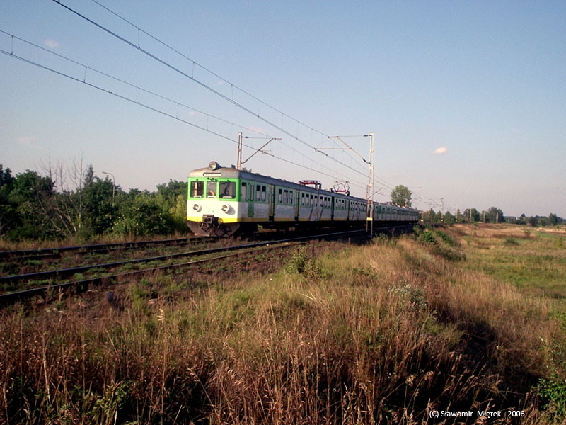 EN57
Początki fotografowania kolejnictwa jak widać kiepskie... A za pociągiem w tle jeszce nie było ani przystanku Warszawa Zacisze-Wilno ani po prawej pętli PKP Zacisze-Wilno ani tym bardziej osiedla, które zaczęło powstawać dopiero 6 lat później.

Słowa kluczowe: EN57 KolejeMazowieckie Warszawa Bukowiecka