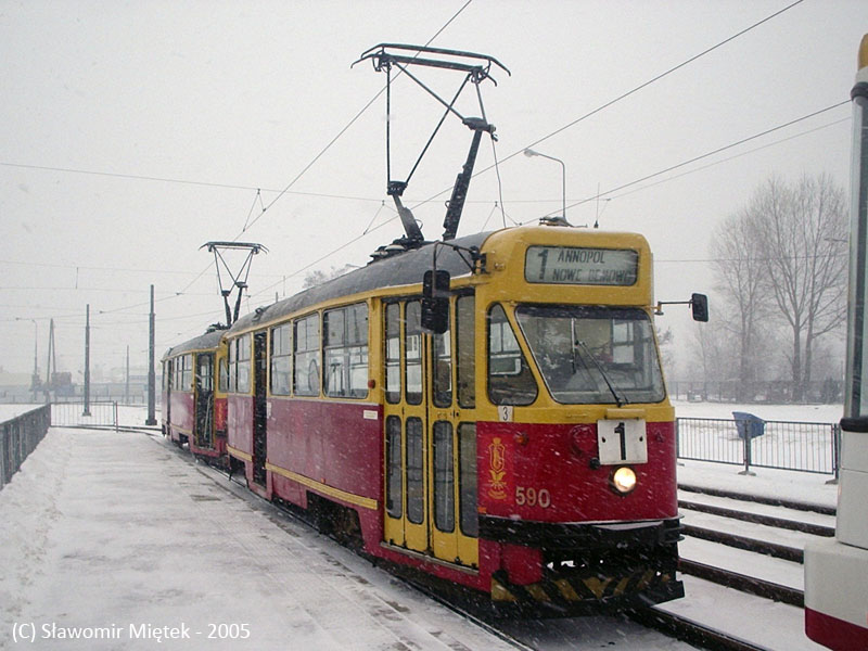 590+491
Konstal 13N #590+491, prod. 1968, kasacja 2011, TW R-4 Żoliborz

Dwa dni przed Nowym 2006 Rokiem. Cztery dni przed zmianą trasy na obecną Annopol - Banacha. 
Słowa kluczowe: 13N 590+491 1 NoweBemowo 2005