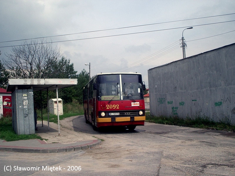 2092
Ikarus 280.26 #2092, prod. 1992, kasacja 2009, MZA R-1 Woronicza

Pętla Julianów w 2006 roku wyglądał,a tak.

Prosper może czuć się zaszczycony, z racji tego, że zdjęcia 2092 do tej pory nigdzie nie publikowałem, nawet na swojej stronie.
Słowa kluczowe: IK280 2092 Dyspozycja Julianów 2006