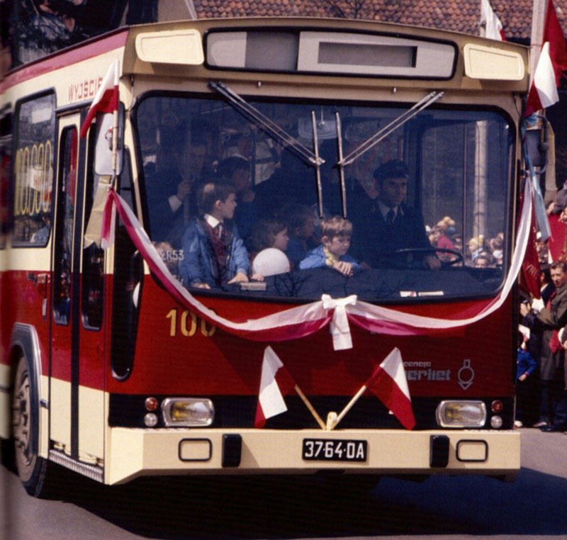 100
To jest prawdopodobnie jedyne zachowane zdjęcie tego autobusu w kolorze z 1973 roku. Przedstawia prezentację nowiutkiego pr100 na pochodzie pierwszomajowym. Wieziono nim wtedy 100-tysięcznego mieszkańca Olsztyna. Widać wyrażnie VIN na szybie 12R53. Kolejne autobusy z tej serii produkcyjnej jako 12R54 - 58 trafiły do Bielska-Białej, gdzie też jeden z nich wyjeżdził około 10 lat. Olsztyńska "setka" nie doczekała sie naprawy głównej - skasowano ją w listopadzie 1981 roku, jeszcze przed stanem wojennym. Ale z przebiegiem ok. 900 tys. w ciągu 8,5 roku.

Źródło: zbiory archiwalne MPK Olsztyn; "100 lat komunikacji miejskiej w Olsztynie"

Zdjęcie przesłane przez Pana Krzysztofa Porębę (krypo64)
Słowa kluczowe: PR100 100 10 Olsztyn