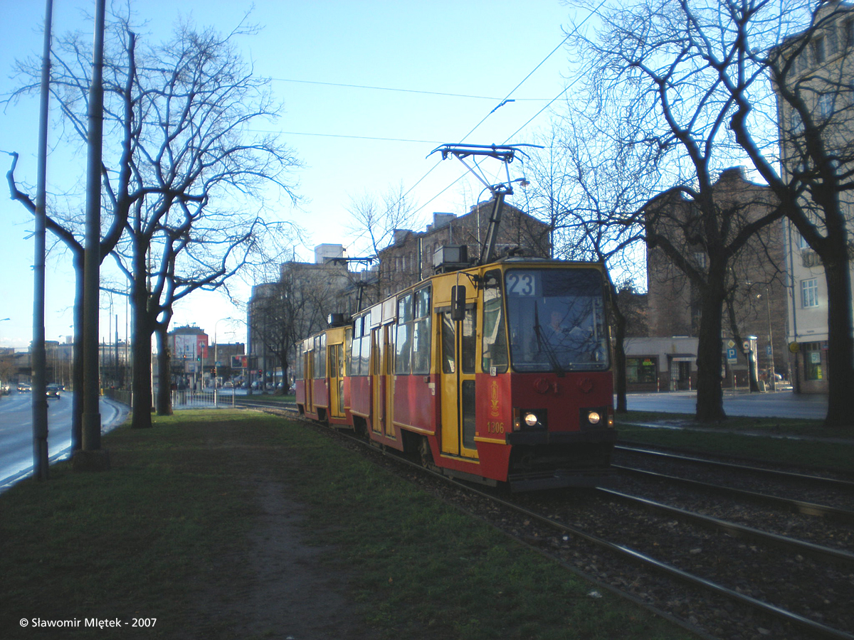 1306+1305
Wyjazd z zajezdni.

Słowa kluczowe: 105Na 1306+1305 23 Targowa