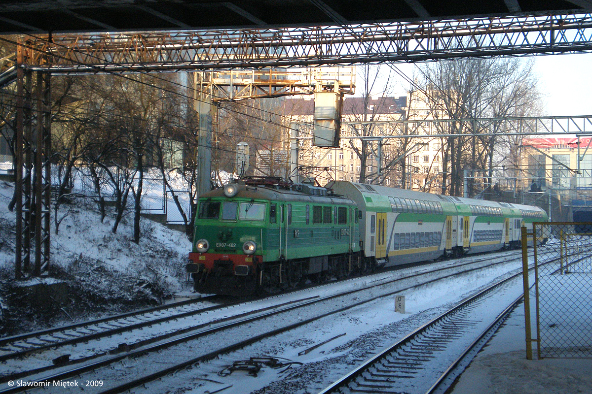 EU07-402
Czasy gdy wagony "push-pull" były tylko "pushami". Przy okazji ciekawostka, lokomotywa PKP Cargo nie w barwach Kolei Mazowieckich.
Słowa kluczowe: EU07 EU07-402 Warszawa WarszawaOchota