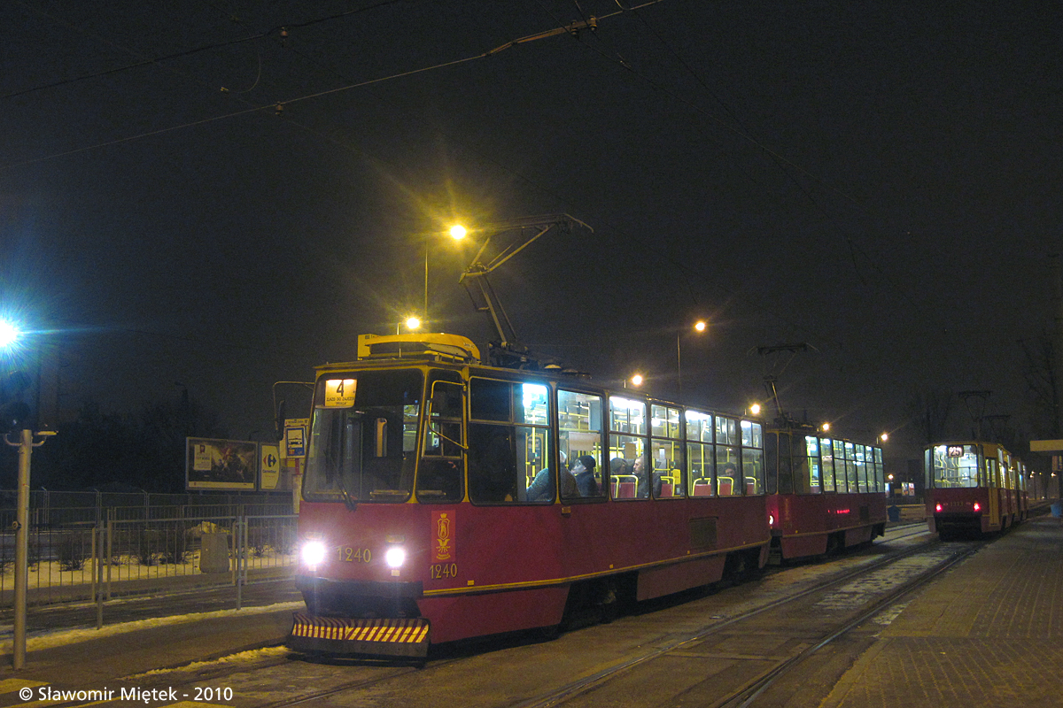 1240+1239
Teraz gdyby R-2 Praga obsługiwała "4" byłoby to ciekawostką. Od wielu lat jednak czynią to Żoliborz z Mokotowem. Przynajmniej od czasu wejścia Swingów w większej ilości (czyli od 2011 zapewne).

Słowa kluczowe: 105Na 1240+1239 4 Odrowąża