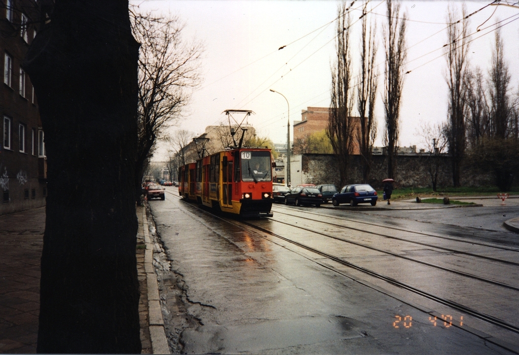 1100+1101
Fu, jakie brzydkie zdjęcie drzewa... Mam jednak nadzieję, że tło (resztki zabudowy, które wkrótce ustąpią mamutowi Dolcanu) jakoś to wynagrodzą
Słowa kluczowe: 105Na 1100+1101 10 Skierniewicka 2001