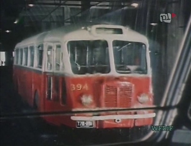 394
Autobus przed wyjazdem "na trasę?". Jakość, jak jakosc - krople wody zrobiły swoje...
Źródło: "Niedzielny Poranek", 1955 
Słowa kluczowe: APH49 394 ZajezdniaInflancka 1955