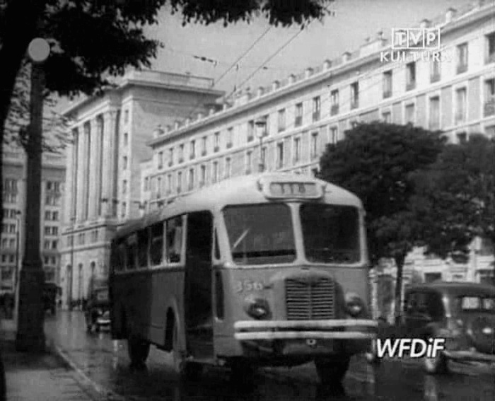 356
Klasyka - 118 na Pięknej.
Źródło: film "Warszawa - dokumenty walki, zniszczenia, odbudowy" (1952, dokrętka - 1954)
Słowa kluczowe: APH48 356 118 PlacKonstytucji 1954