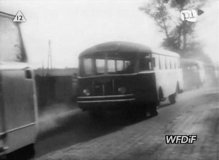 Chausson APH47
...w drodze jako jeden z 27 nowoczesnych autobusów dla Warszawy. 
Źródło: Polska Kronika Filmowa, nr 45/1947
Słowa kluczowe: APH47 1947