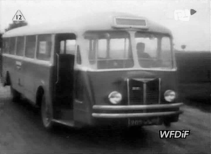 Chausson APH47
...w drodze jako jeden z 27 nowoczesnych autobusów dla Warszawy. 
Źródło: Polska Kronika Filmowa, nr 45/1947
Słowa kluczowe: APH47 1947