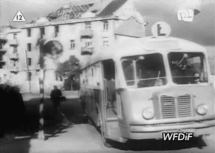 216
Na służbie! Podjazd pod przystanek początkowy na placu Wilsona.
Źródło: Polska Kronika Filmowa, nr 45/1947
Słowa kluczowe: APH47 216 PlacKomunyParyskiej 1947