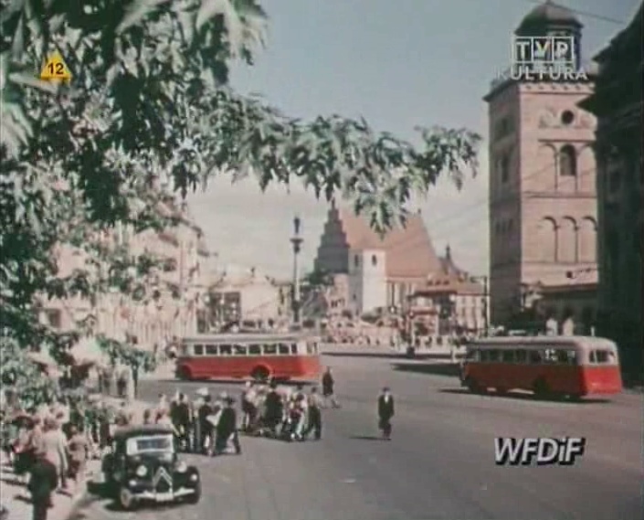 JaTB2
Dwa Dary ZSRR dla Warszawy dostojnie przecinają Krakowskie w drodze na Dworzec Gdański.

Słowa kluczowe: JaTB_2 KrakowskiePrzedmieście 1952