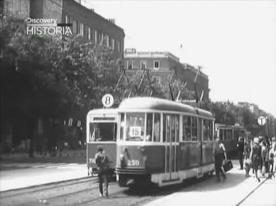 13N
Oto skrócony kurs jazdy na tzw. cycku, możliwy dzięki filmowi "Na ulicy nie jesteś sam" z roku 1966 (odc. 3)
Z tzw. cycka, Drodzy Koledzy, trzeba, wreszcie, obowiązkowo zeskoczyć i to niemal wprost na kontrjadący wóz...
(co do lokalizacji mniemam, iść to Grójecka lub... Grochowska - jako ze cały film to momentami jedna wielka ustawka, kierowałbym się raczej numerem linii  
Słowa kluczowe: 13N 15 1966