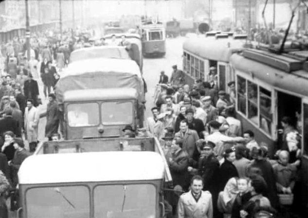 24 listopada 1956 roku - dla miasta i kraju, nie da się ukryć, historyczna chwila. Wszyscy zdążają ku placowi Defilad, bo tam przemawiać będzie On...
Tak w połowie lat 50-tych radzono sobie z nagłym wzrostem ilości pasażerów. 
Słowa kluczowe: 1956