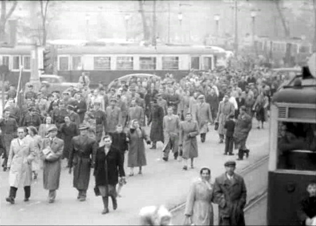 24 listopada 1956 roku - dla miasta i kraju, nie da się ukryć, historyczna chwila. Wszyscy zdążają ku placowi Defilad, bo tam przemawiać będzie On...
Tak w połowie lat 50-tych radzono sobie z nagłym wzrostem ilości pasażerów. 
Słowa kluczowe: Marszałkowska 1956