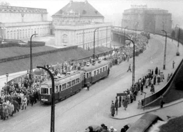 STARE MIASTO
24 listopada 1956 roku - dla miasta i kraju, nie da się ukryć, historyczna chwila. Wszyscy zdążają ku placowi Defilad, bo tam przemawiać będzie On...
Tak w połowie lat 50-tych radzono sobie z nagłym wzrostem ilości pasażerów. 
Słowa kluczowe: TrasaW-Z 6 1956