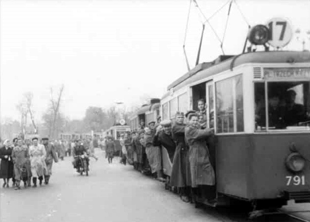 791
24 listopada 1956 roku - dla miasta i kraju, nie da się ukryć, historyczna chwila. Wszyscy zdążają ku placowi Defilad, bo tam przemawiać będzie On...
Tak w połowie lat 50-tych radzono sobie z nagłym wzrostem ilości pasażerów. 
Słowa kluczowe: WagonN 791 17 Marszałkowska 1956