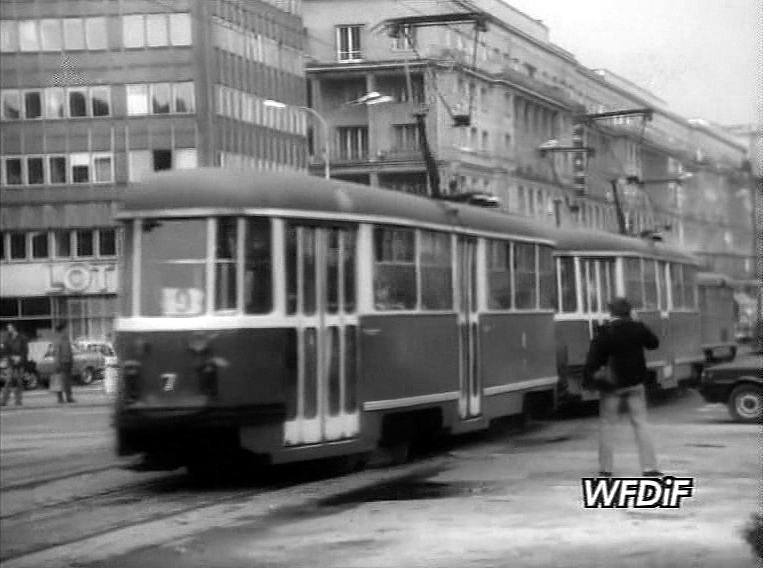 20 + 7
Historia jednego strajku: 28 października 1981. W południe, na godzinę stanęły tramwaje i autobusy. 
Kadr fatalny, ale... Ten zagajnik! ;-)
Polska Kronika Filmowa, nr 45a/1981
Słowa kluczowe: 13N 20 9 AlejeJerozolimskie 1981