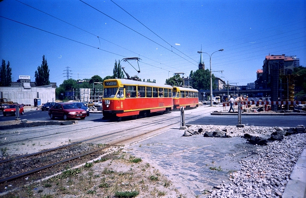 486+487
I znowu dzisiejsze rondo Lubomirskiego w stanie embrionalnym. To foto wykonałem głównie ze względu na TORY na pierwszym planie. Kurczę, czy to możliwe, że one cały czas tam tkwią, niczym Rycerze z Giewontu, zakopane pod warstwą humusu?!
Słowa kluczowe: 13N 486+487 27 Wolska 2000