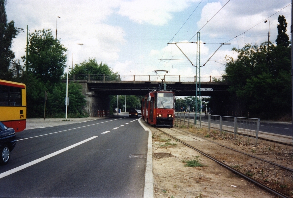 1020+1019
Wąsko, zarośnięto, chybotliwie (jakżeż bujało na tym torze) i "13"-ka, póki co, na krótkotrwałym objeździe (na dłużej zagościła przy Gdańskim dopiero dwa lata później).
Słowa kluczowe: 105Na 1020+1019 13 Słomińskiego DworzecGdański 1999