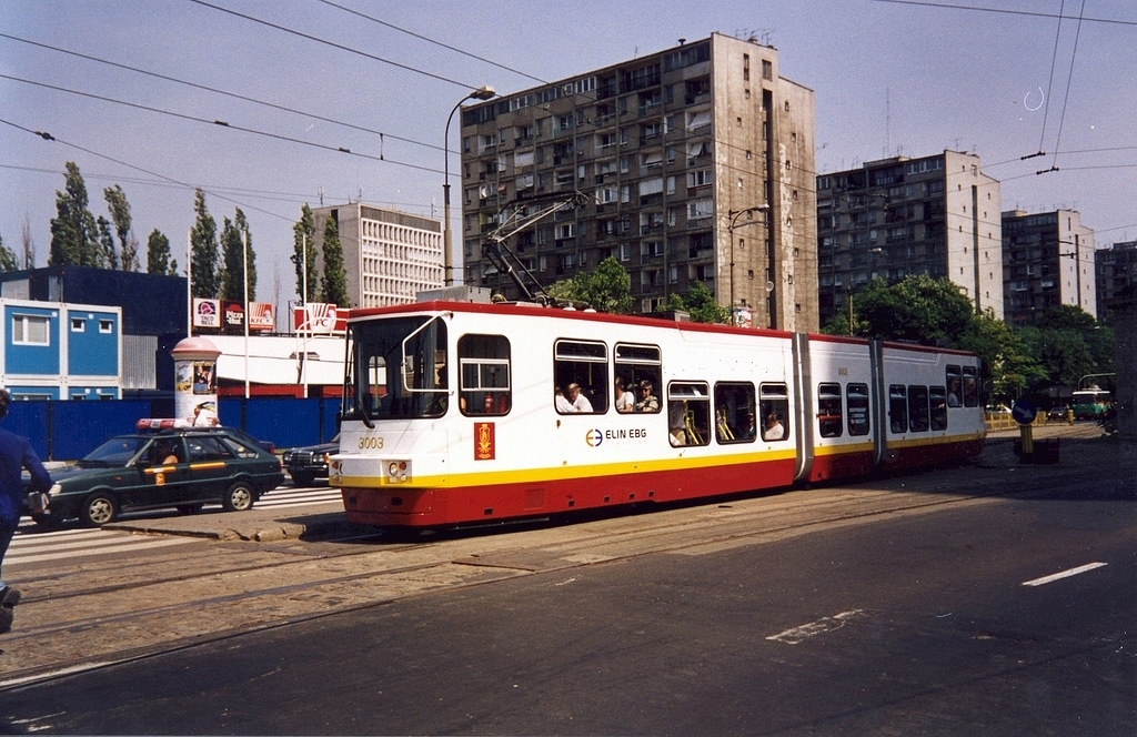 3003
Dzień później - w drugą stronę. Ech, te moje kochane rodzinne bloki jednak dość zapuszczone były... (blaszaki w tle to budowa metra).
Słowa kluczowe: 116Na 3003 26 alejaSolidarności placBankowy 1998