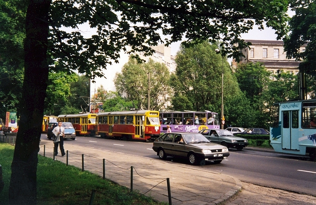 494+569
Moje początki zdjęć "reportażowych" ;-) W zasadzie tu bohaterem nie miał być tramwaj a... Bardak, jaki powstał na Trasie W-Z w czasie remontu mostu Gdańskiego.
Keywords: 13N 494+569 4 alejaSolidarności 1998