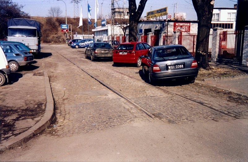 pętla RADZYMIŃSKA
widok na północny wschód, resztki tego, co jeszcze AD 1999 można było jednoznacznie rozpoznać jako pozostałości po pętli tramwajowej Radzymińska...
Słowa kluczowe: Radzymińska 1999