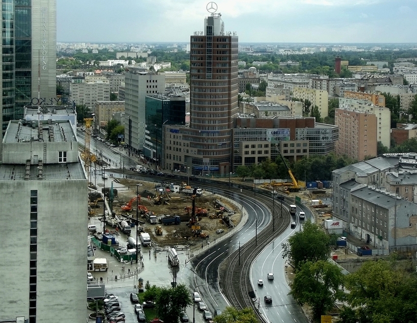 rondo ONZ
Stan na: 2012.08.09. Etap... "II"? z ronda - półrondo. No normalnie jak przy budowie Centralniaka czy przejść pod Rotundą... Śliczny tymczasowy łuk jezdniowo-torowy...
Słowa kluczowe: RondoONZ 2012