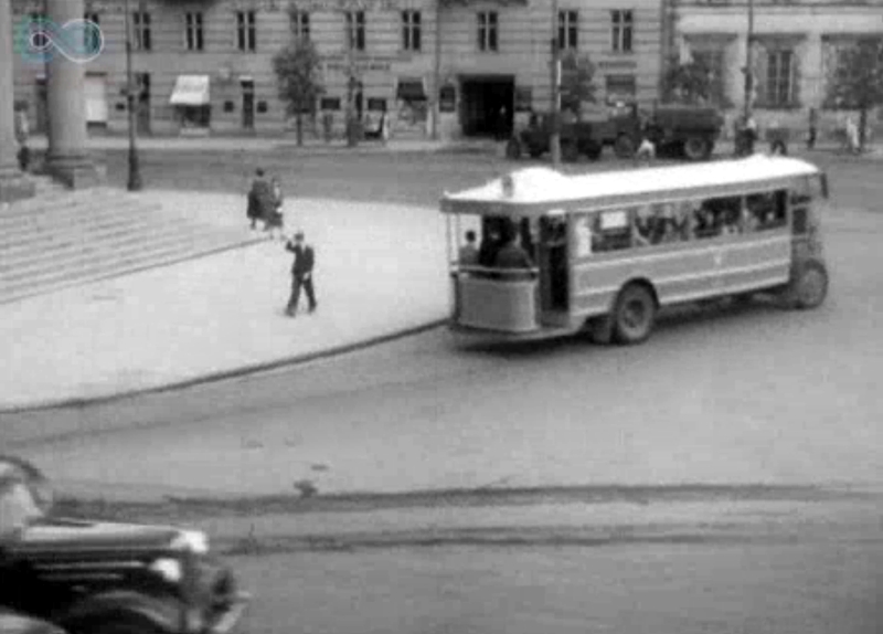 Somua NN
Niemal jak w Paryżewie... ale "póki co", to tylko przejazd autobusu linii "H" w poprzek placu Trzech Krzyży
Źródło: Warszawska Niedziela (prod. 1938)
Słowa kluczowe: Somua H PlacTrzechKrzyży 1938