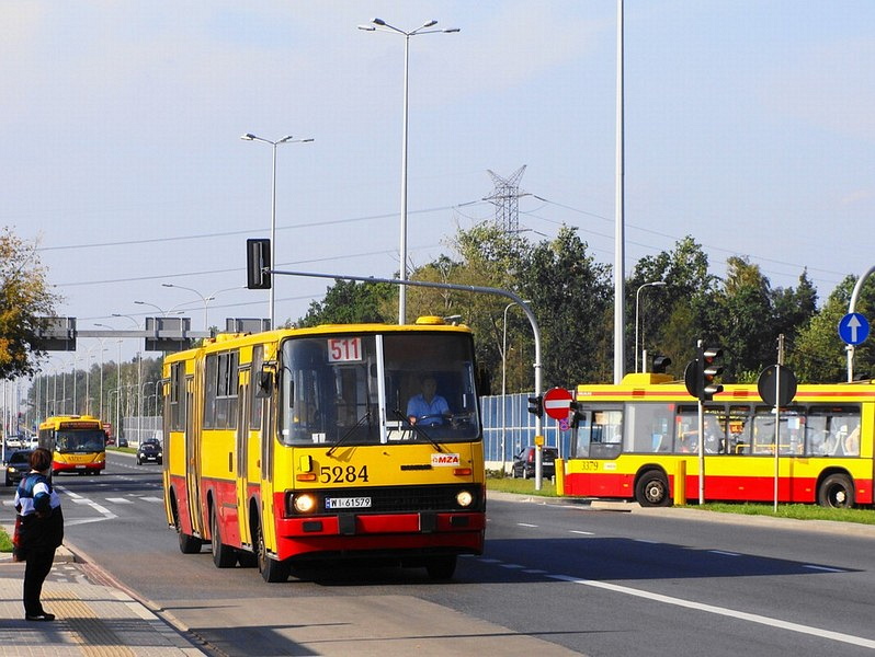 5284
Ikarus 280.37 prod. 1992. Miejsce, w którym 511 włącza się do ruchu na ul. Modlińskiej. We wrześniu 2009 nastąpiło kilka ważnych i pozytywnych zmian w stołecznej komunikacji miejskiej. Jedną z nich było obsadzenie 511 (w dzień powszedni) w pełni pojazdami przegubowymi, co oznaczało całkowite odebranie tej linii ITS, który od samego początku białołęckiego jej wcielenia, posiadał w niej 100% udziałów i przekazanie brygad pod skrzydła MZA. Aktualnie ITS na powrót pojawia się na niej wespół ze "Stalową" w weekendy.
Słowa kluczowe: IK280 5284 511 Modlińska 2009