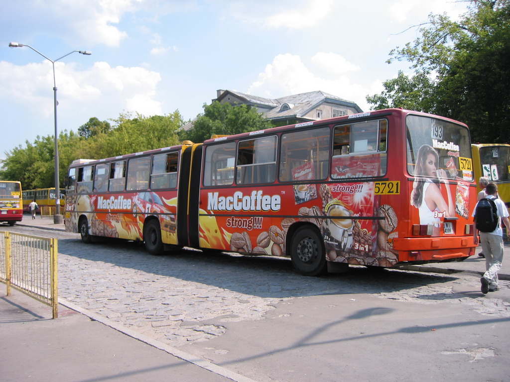 5721
Ikarus 280.70E prod. 1997 kasacja 04.2011. Jedyny Ikarus na którym reklama całopojazdowa podobała mi się. W późniejszym czasie zaliczył, jeszcze dwie zajezdnie Kleszczową i Ostrobramską gdzie zakończyła się jego kariera.


Słowa kluczowe: IK280 5721 193 MetroWilanowska 2003