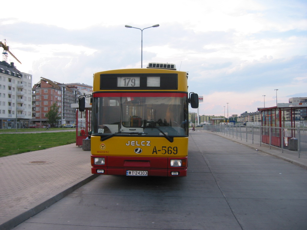 A-569
Jelcz 120M CNG, A-569, (2001-2004, PKS Grodzisk Mazowiecki) WI 24303, 236 (2004-2008, MPK Wałbrzych) DW 6947K, 236 (2008 > MZUK Wałbrzych) DB 67655. Pierwszy powiew luksusu w pojazdach PKS Grodzisk Maz. Co do 179 to na tej linii nie widziałem tylko Manów wszystko inne po reaktywacji linii na Ursynowie było widziane.
Słowa kluczowe: 120M A-569 179 OsiedleKabaty 2003